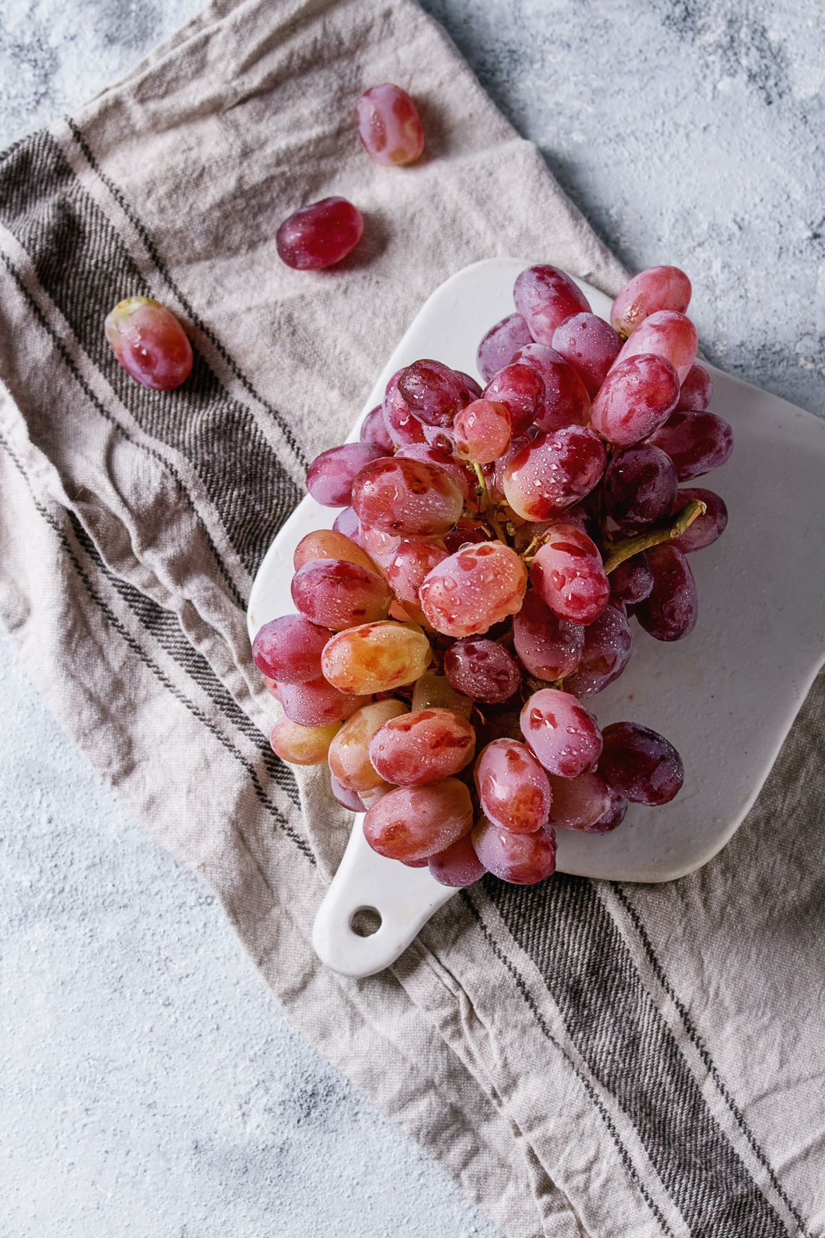 6 red grapes are low fodmap.